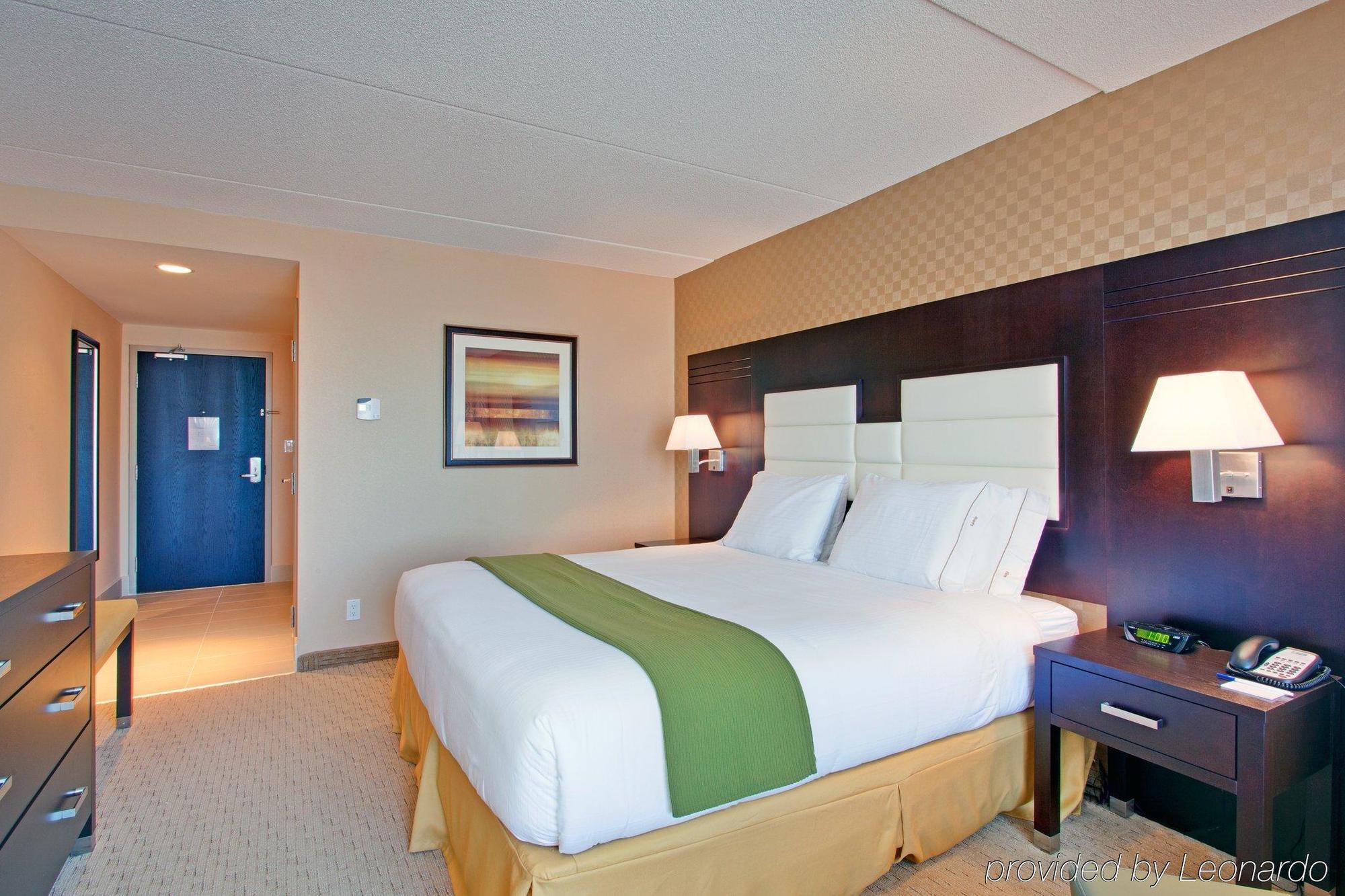Holiday Inn Express Hotel & Suites Ottawa West-Nepean, An Ihg Hotel Room photo